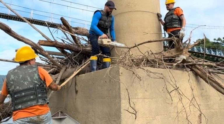 Limpeza das pontes sobre o Rio Tubarão: Prefeitura inicia operação