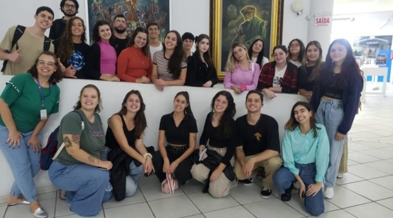 Estudantes de publicidade e propaganda da Unisul realizam atividade no Museu Willy Zumblick