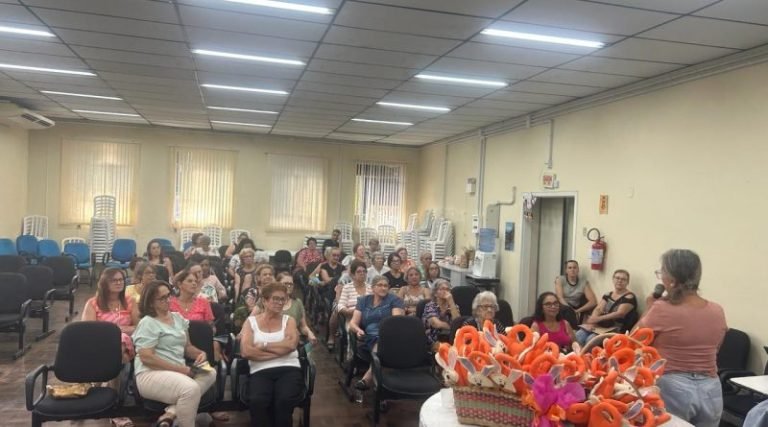 Voluntárias dos grupos de mulheres e pessoas idosas discutem programação de cursos na secretaria de desenvolvimento social