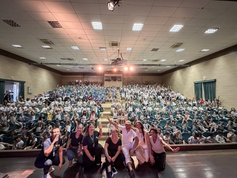 Teatro educativo “A Rendeira e a Tartaruga” cativa estudantes em Capivari de Baixo