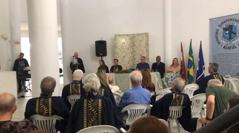 Lançamento de livro e abertura de exposição no centro municipal de cultura