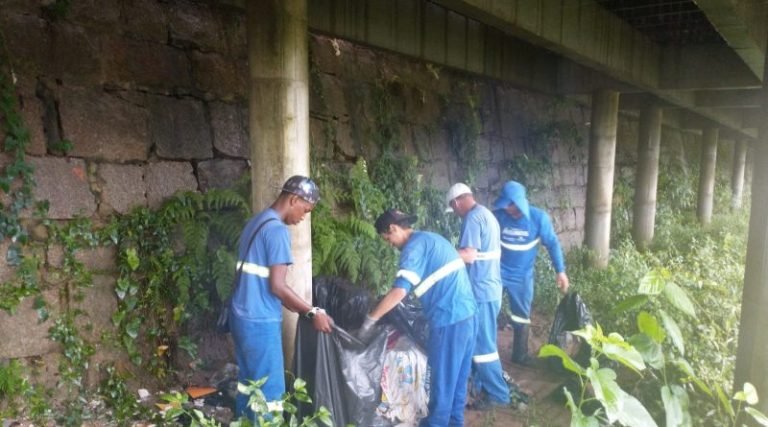 Limpeza nas imediações do Deck da Rua Lauro Müller em Tubarão