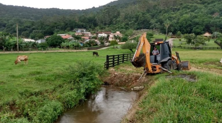 Trabalhos de limpeza e desobstrução de canais: Prevenção de inundações em Tubarão