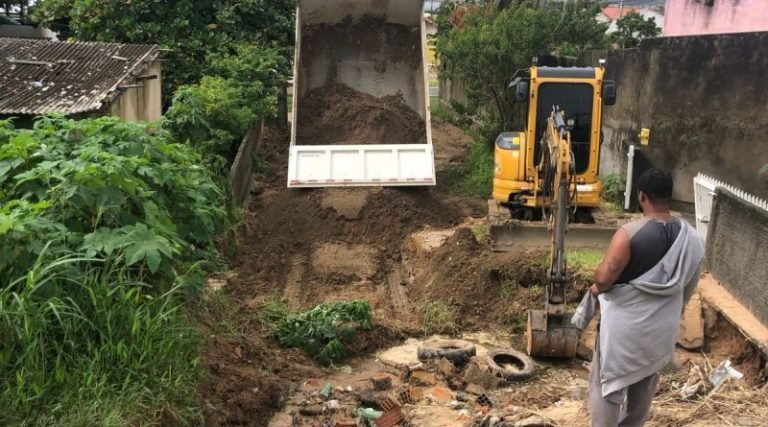 Equipes da SEINFRA intensificam trabalhos de recuperação após chuvas em Imbituba
