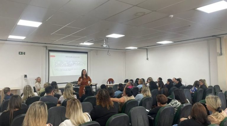 Formações em Laguna fortalecem práticas docentes e qualidade do ensino