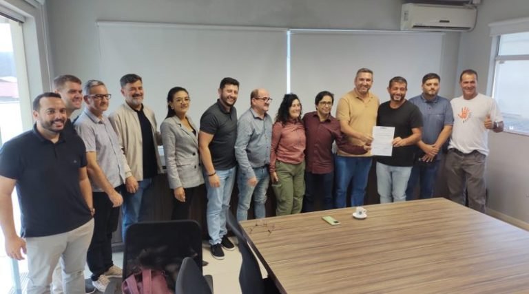 Assinada ordem de serviço para conclusão da pavimentação da Avenida Central do Rosa em Ibiraquera