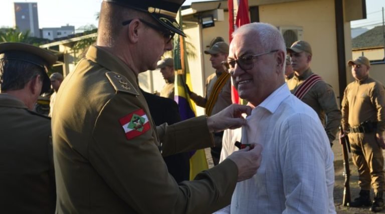 Prefeito Jairo Cascaes e outros homenageados pela Polícia Militar de SC