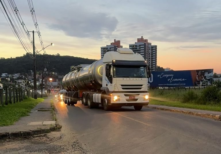 CASAN envia mais 80 mil litros de água e equipe técnica para o Rio Grande do Sul