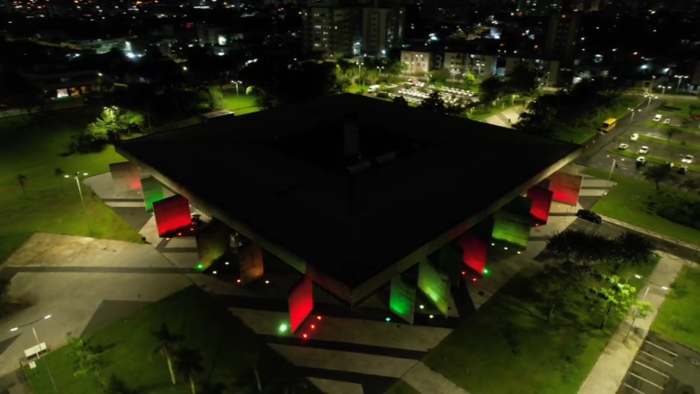Criciúma envia ajuda ao RS com retroescavadeiras e caminhão para reconstrução