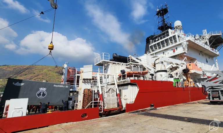 Navios de guerra da Marinha do Brasil reforçam ajuda humanitária no Rio Grande do Sul