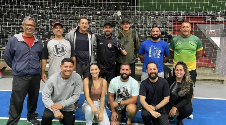 Professores municipais participam de formação em Educação Física no Ginásio Bertholdo Werner