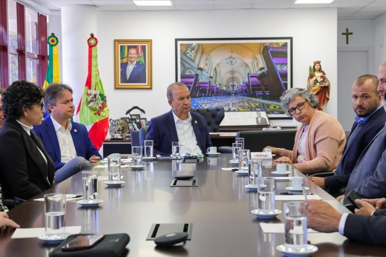 Governo e Anatel discutem inovação na tecnologia 5G em SC