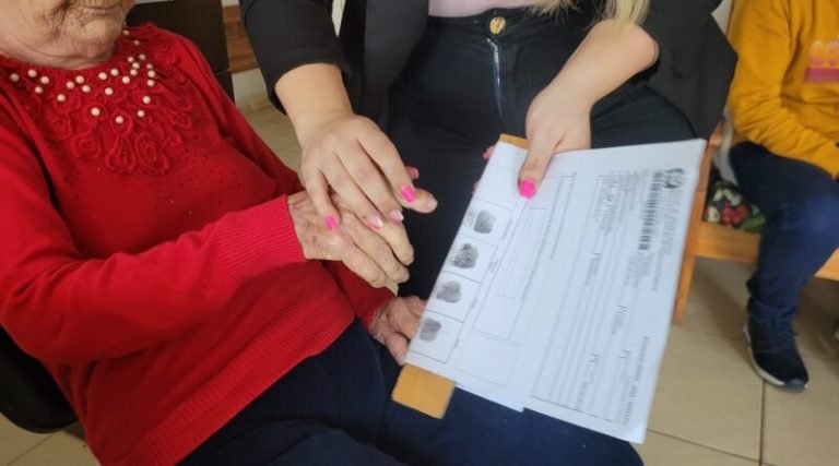 Imbituba realiza renovação de RG para idosos em casa de repouso