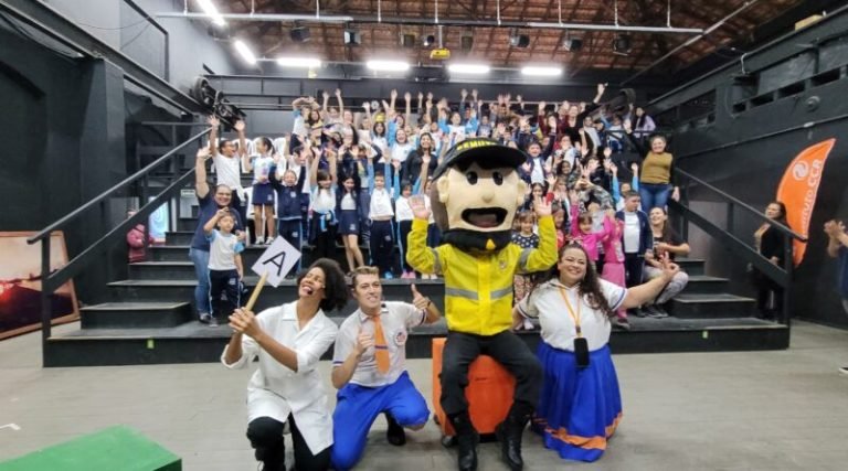 Espetáculo infantil sobre mobilidade e sustentabilidade encanta crianças em Imbituba