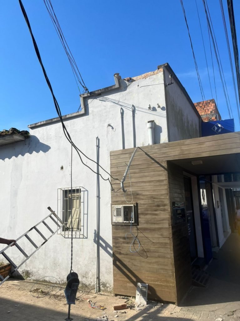 Homem cai de telhado de 3 metros em Jaguaruna e é hospitalizado