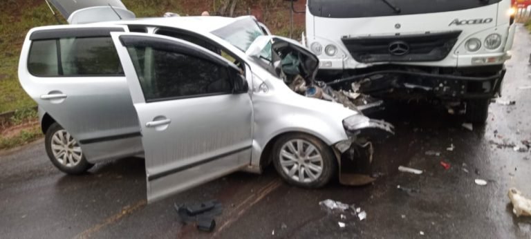 Acidente em Pescaria Brava: motorista fica preso às ferragens do carro