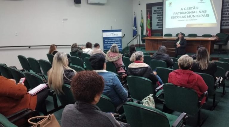 Capacitação para gestores escolares sobre controle patrimonial em Tubarão