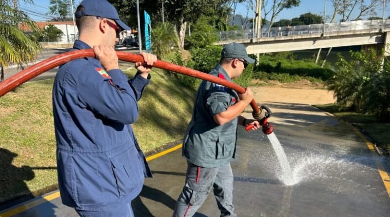 Limpeza das rampas náuticas no Rio Tubarão garante segurança