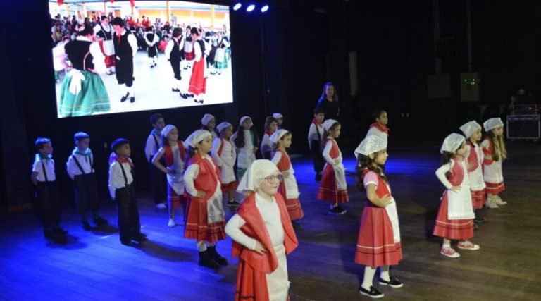 Arena Multiuso lotada em Tubarão para espetáculo cultural