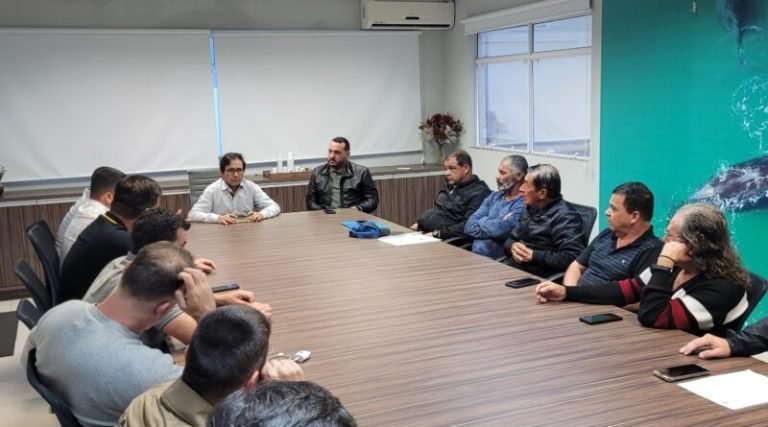 Reunião em Imbituba discute conflitos entre pescadores e surfistas
