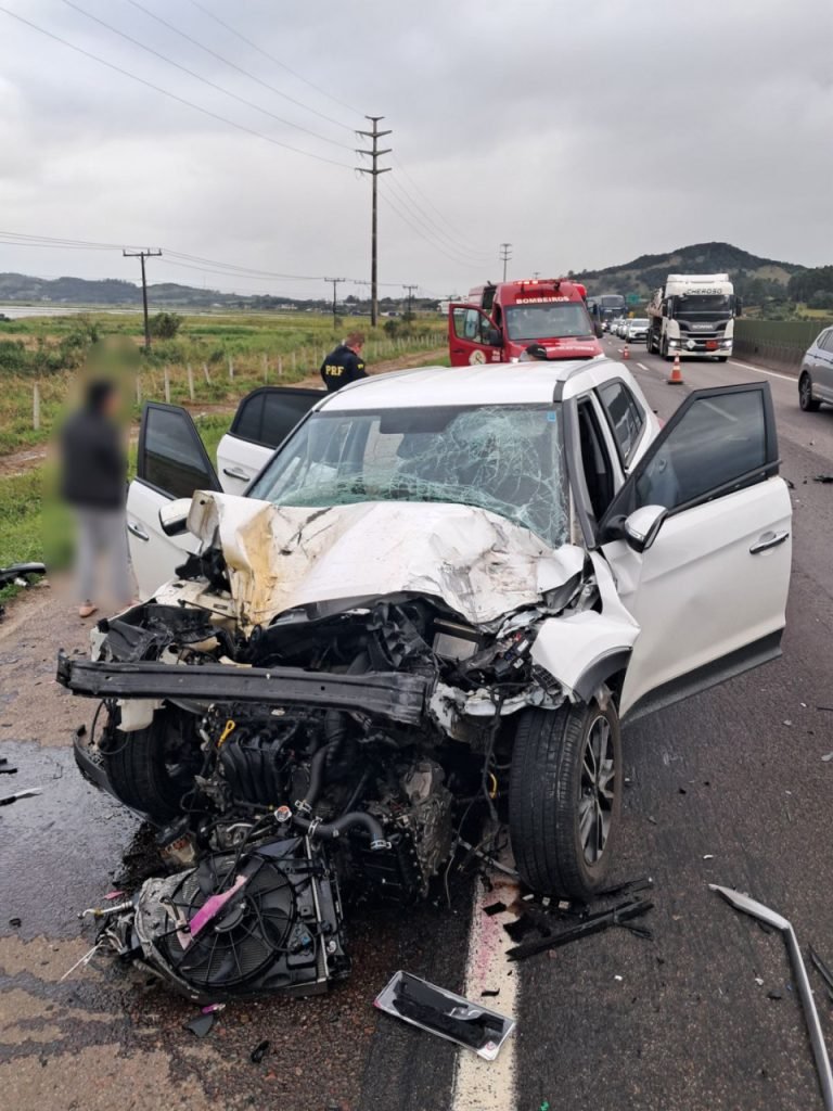 Motorista é reanimado após acidente com carreta na BR-101 em Jaguaruna