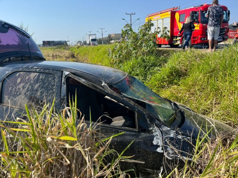 Motorista fica ferido em capotamento em Laguna