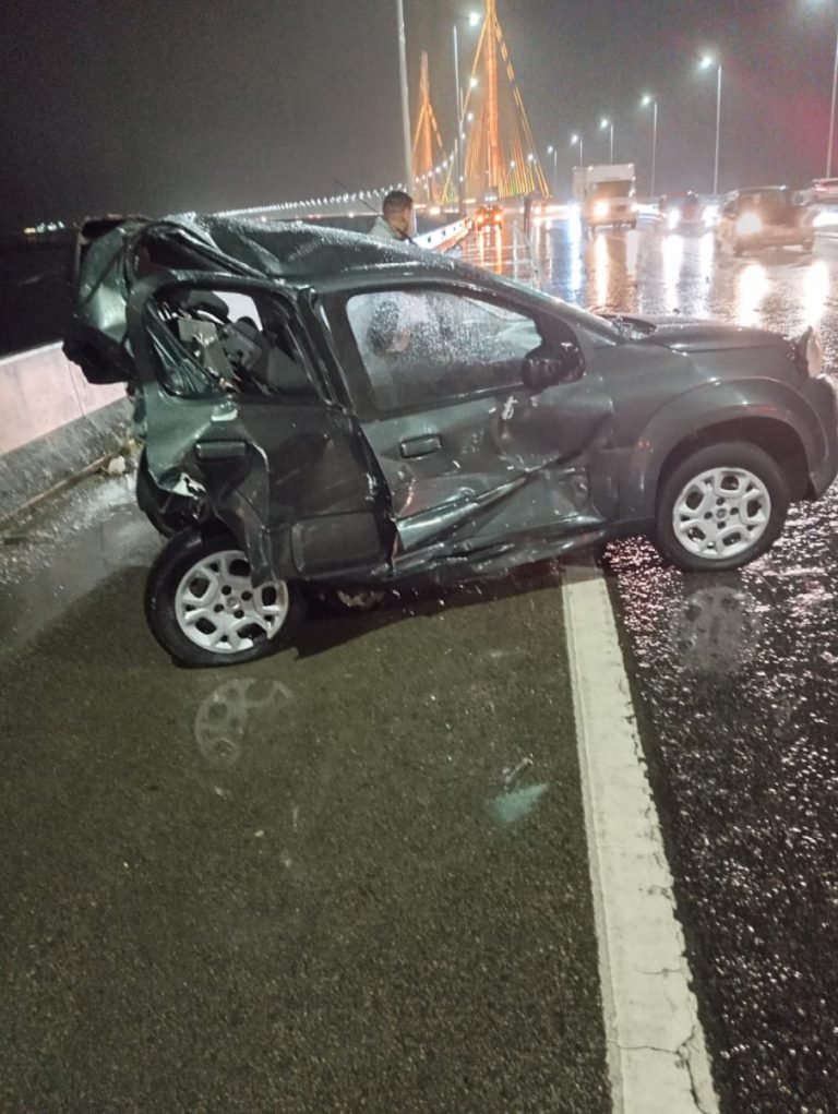 Carro tem traseira destruída em acidente na Ponte Anita Garibaldi