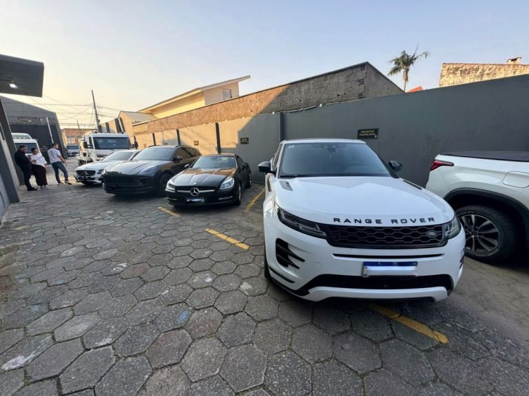 Carros de luxo apreendidos em operação policial 