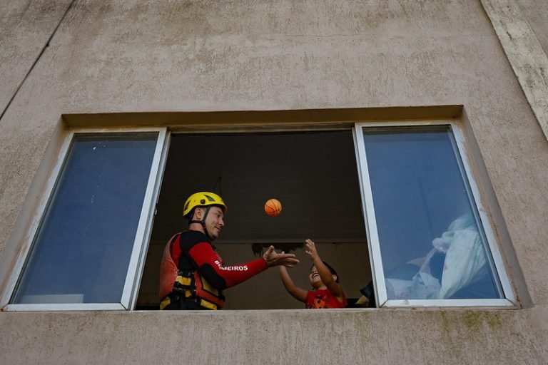 Santa Catarina mobiliza forças para ajudar Rio Grande do Sul em enchente histórica