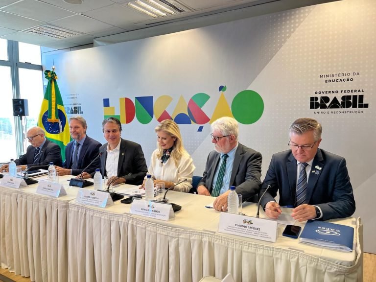 Reitores discutem regulamentação da Lei das Comunitárias em Brasília