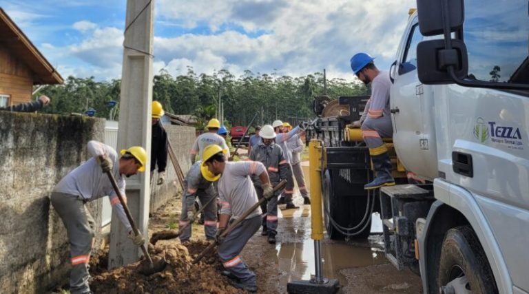 Implantação de postes de energia avança no Loteamento Santa Terezinha em Imbituba
