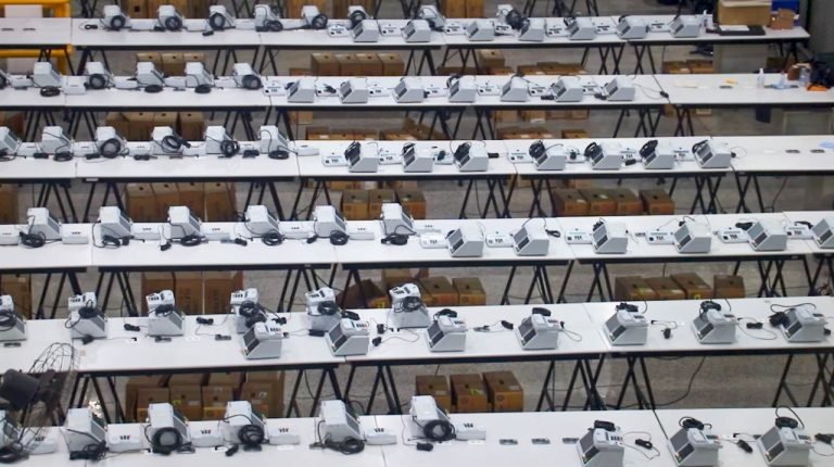 TRE-SC inicia distribuição de urnas eletrônicas para eleições municipais de 2024