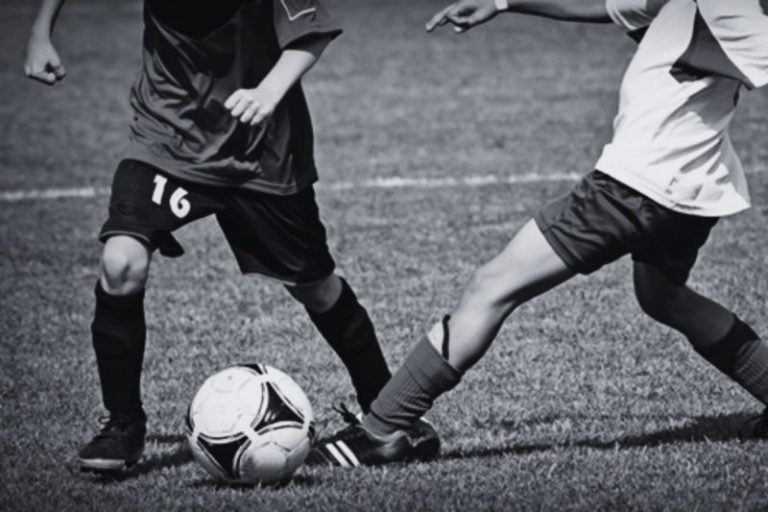 Menino de 11 anos é baleado por homem em estabelecimento comercial