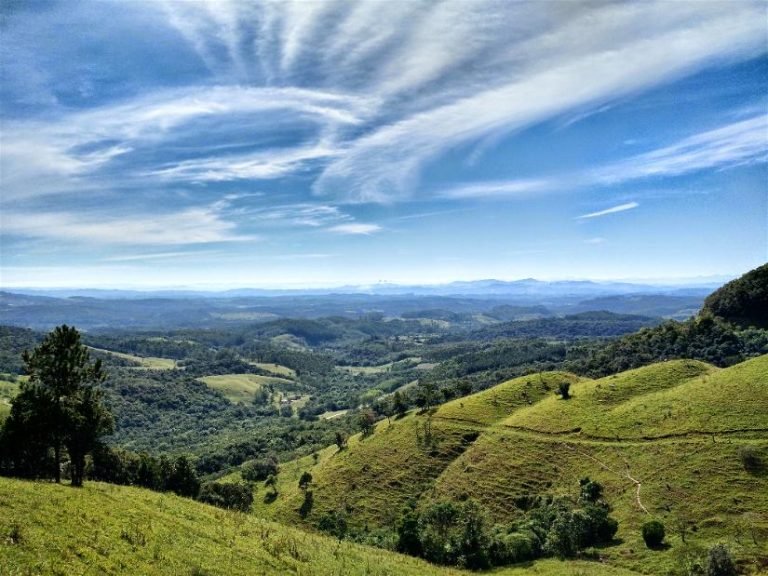 Frente fria traz chuva e temperaturas baixas em SC