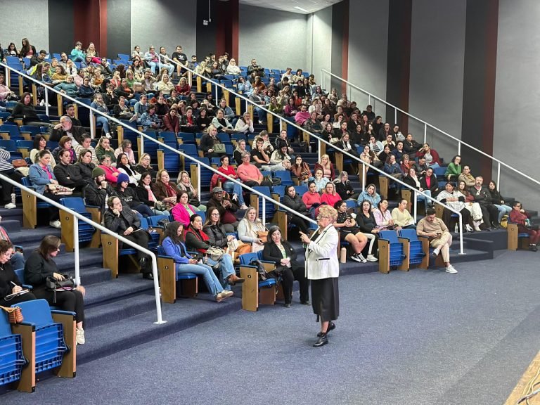 Professores de Tubarão participam de capacitação na Arena Multiuso