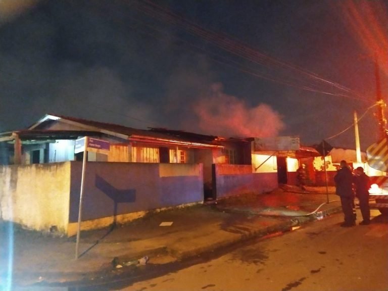 Incêndio destrói mercado em Criciúma na madrugada de segunda-feira