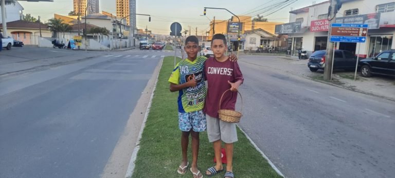 Meninos vendem paçoca em Tubarão para realizar sonho de ter bicicleta