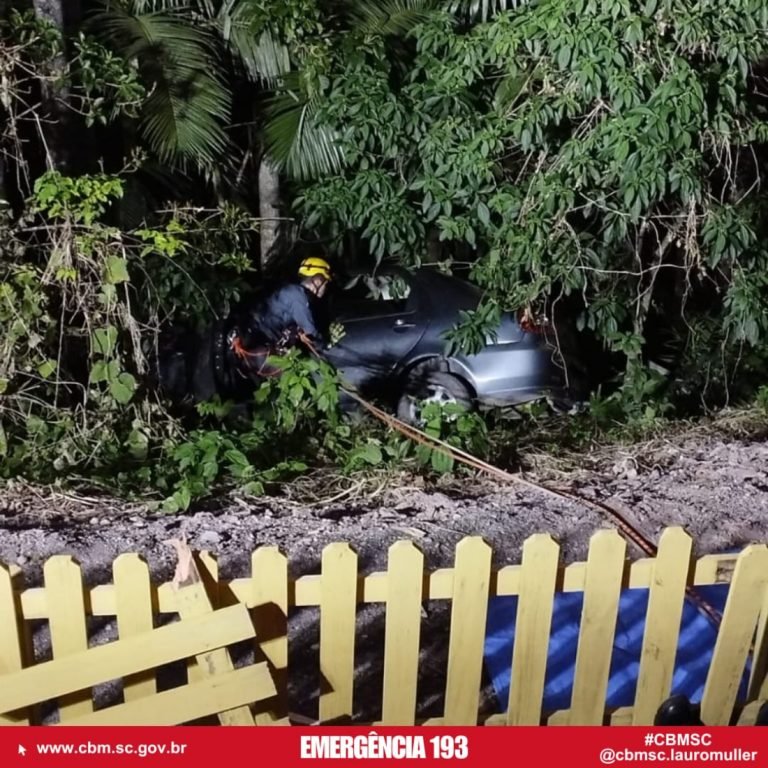 Carro cai em ribanceira e fica preso em árvores em Lauro Müller