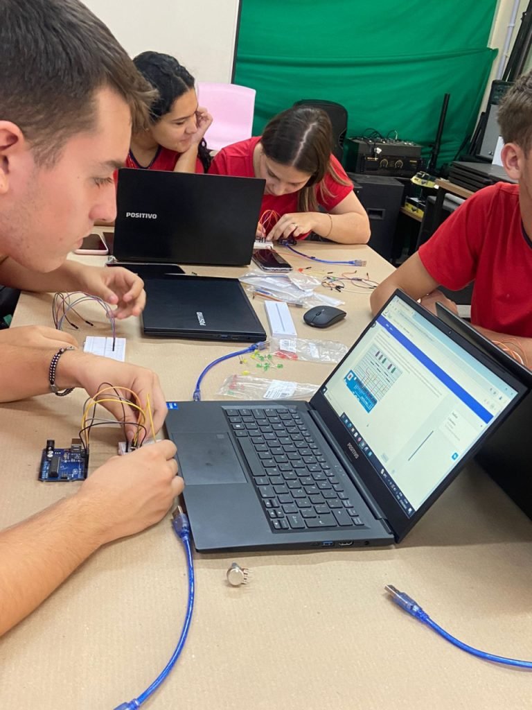 Clube MGP de Robótica celebra um ano de inovação e parceria com o RexLab da UFSC