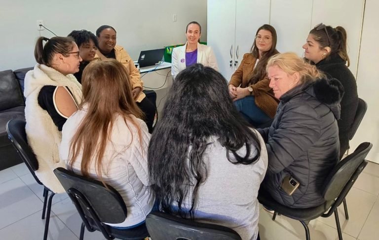 CREAS realiza palestra sobre autoestima e identidade em evento do Agosto Lilás