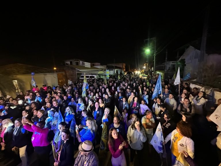 Comício em Capivari de Baixo impulsiona campanha de Márcia e Adam
