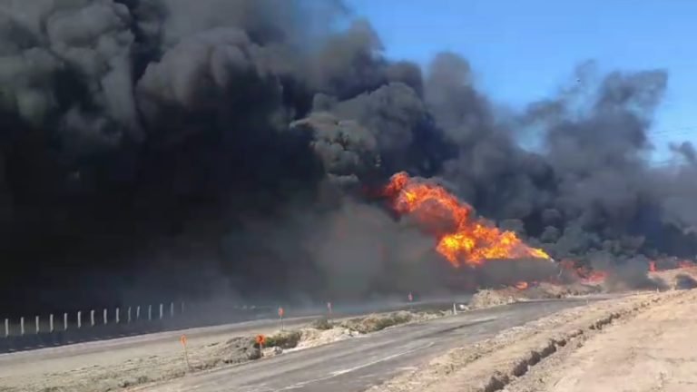 Caminhão de combustível pega fogo na BR-101 em Imbituba e bloqueia rodovia