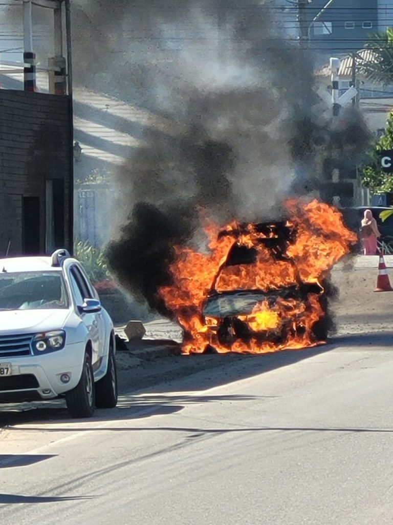 Carro pega fogo em avenida Pedro Zapellini, em Tubarão