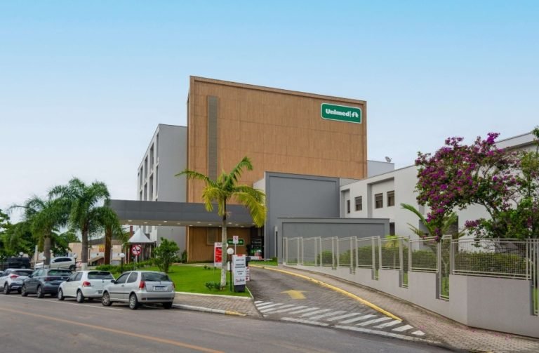 Bombeiros realizam simulação de salvamento em altura no Hospital Unimed Tubarão