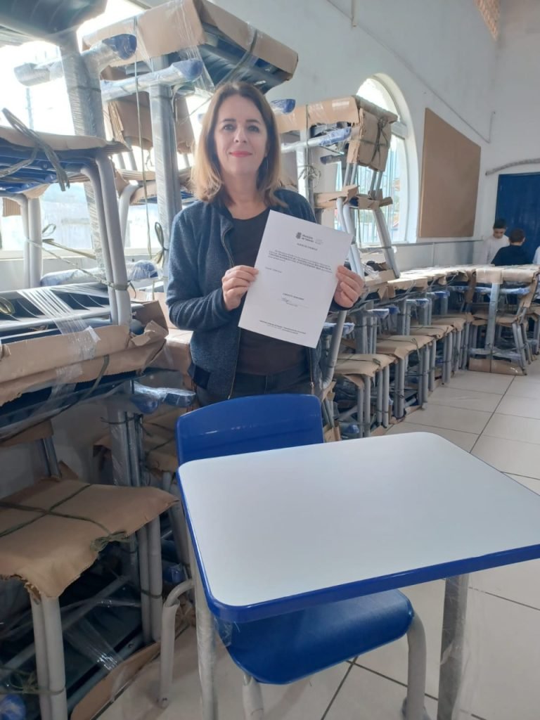 Escolas de Tubarão recebem novas carteiras e cadeiras escolares