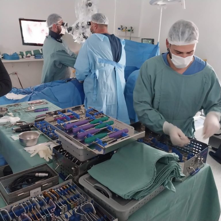 Instituto Maria Schmitt realiza primeira cirurgia de artrose cervical com microscópio