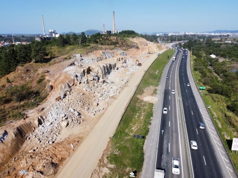 Detonação de rochas na BR-101 Sul provoca lentidão em Capivari de Baixo