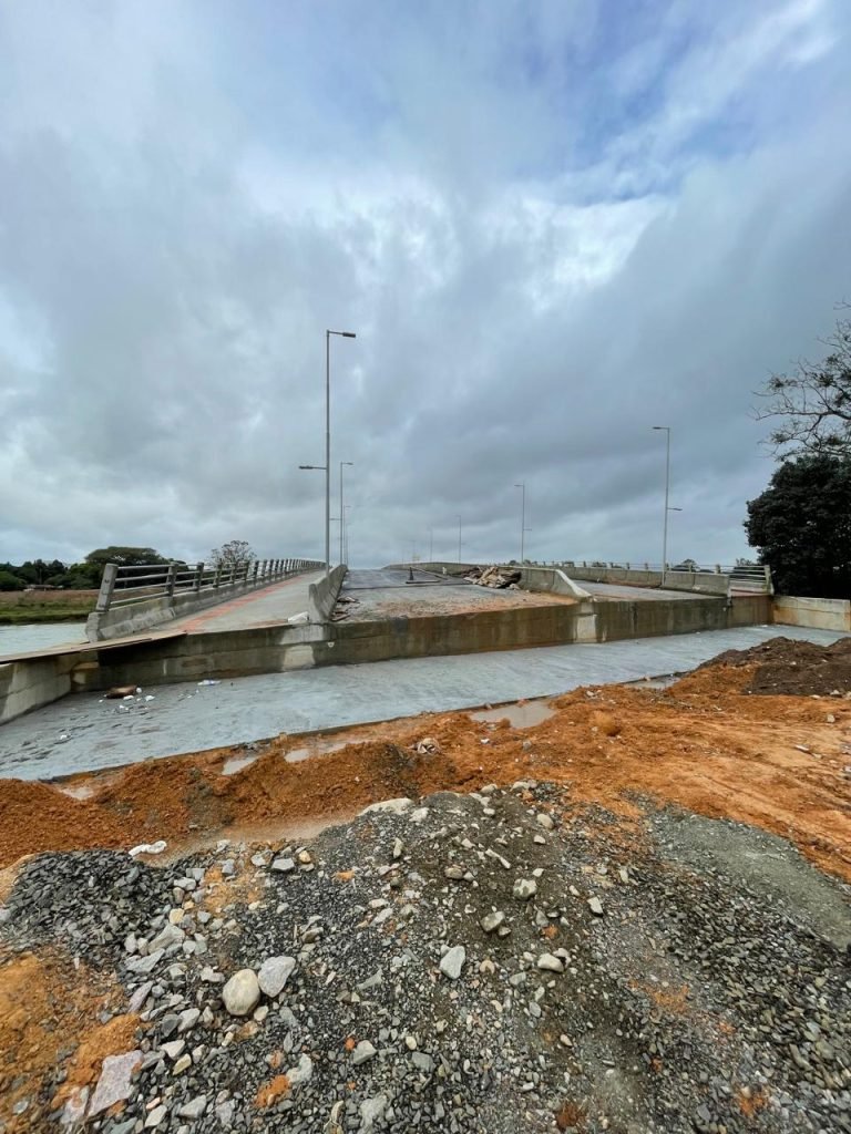 Viga de transição é concretada na ponte entre Tubarão e Capivari