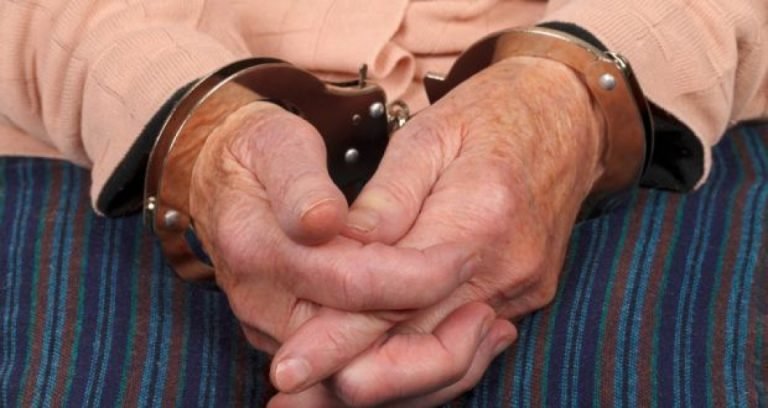 Idosa é presa por furto em supermercado atacadista de Capivari de Baixo