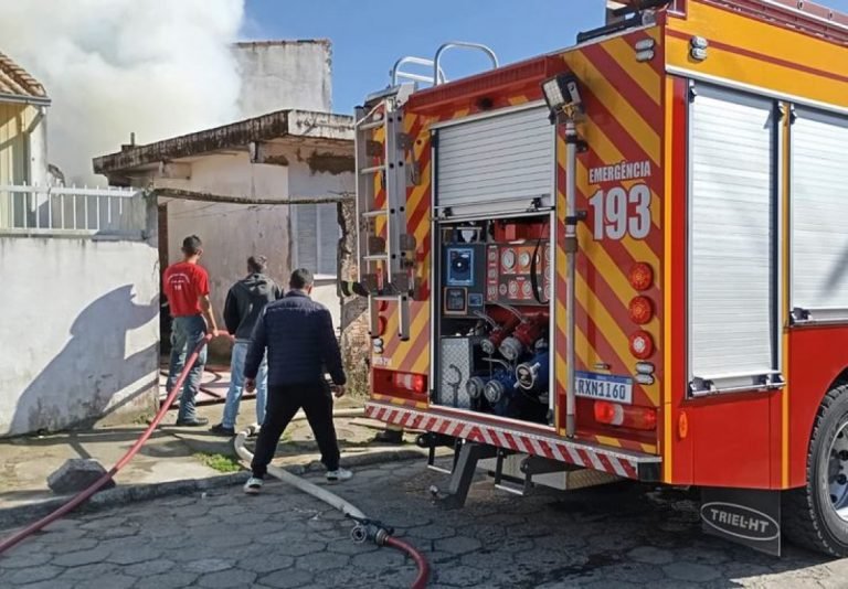 Incêndio em casa no bairro Campo de Fora, em Laguna, deixa apenas danos materiais